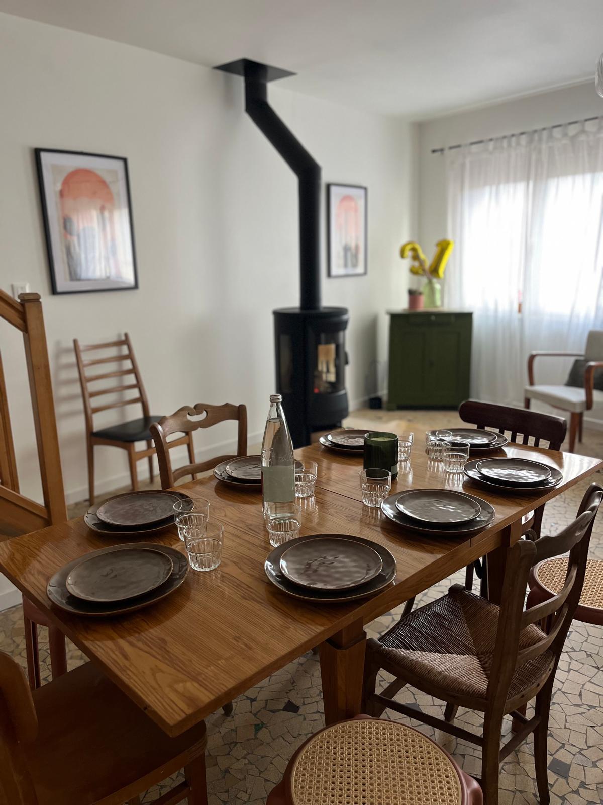Table dressée près du poêle à bois